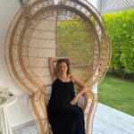 Elvin Aydoğdu Instagram - Bu koltuğun adı neydi? #guessthenameofthechair #??#lookwhatiraninto #atmyfriendshouse #socool Marmaris