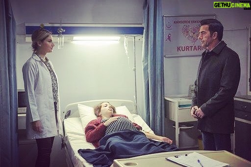 Elvin Aydoğdu Instagram - Arka Sokaklar’da görüşürüz🙋🏼‍♀️Doktor Ebru ben, neyiniz var?🧐👀👣☠️🧨#arkasokaklar #kanald #arkasokaklardizi #doktorebru @arkasokaklarofficial