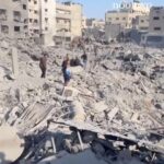 Eman El Assi Instagram – “تفوق قوتها قنبلة هيروشيما” بل إنها أكبر من ناحية الحجم وأشد من ناحية التأثير فهذا المربع الذي يحتوى على مربعات سكنية متلاصقة وعدد سكاني مأهول يعني أن هذه الأطنان من القنابل الفتاكة والمحرمة دولياً تسقط على مربع ضيق واحد ويبيد ويقتل كل من بداخل البيوت التي اختفت تحت الأرض، المبنى الواحد مكون من 4 إلى 6 طوابق وفي الطابق الواحد توجد شقتين وفي كل شقة هناك من 15 إلى 30 شخص فكم سيكون في المبنى .. ليس أقل من 150 شخص هؤلاء أكثر من نصفهم أطفال اذاً ماذا يسمي هذا حرباً؟ بالطبع لا .. الحرب بين دولتين بين قوتين بين سيادة وكيان وجيش ومعابر وحدود وبين دولة تتمتع بنفس الشيء ..مايحدث في غز ة تماماً مثل هذا المربع الذي مسح ونسف بمن عليه، إبادة جماعية الغاية منه التطهير العرقي ومن هم أحياء مهددون الآن من النزوح الداخلي إلى خطر التهجير القسري الذي تحدثنا عنه منذ اليوم الأول في العدوان على غز ة.