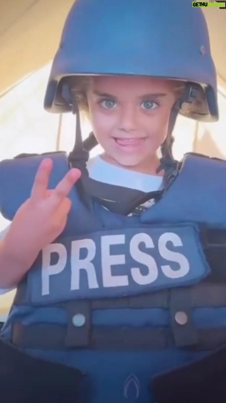 Eman El Assi Instagram - Today we are all Palestinian from @azzamfakh أزاي العالم قدر يقسي علي جمال روحهم دي و حلاوة الضحكة الصافيه من قلوبهم اللي طالعه في أعنف فترة زمنيه في تاريخ البشرية بتمر عليهم هما بس.. يعني تخيلوا ضحكه الفلسطنين هي اللي بتدينا أحنا أمل 🤍 Don’t stop talking about Palestine #freepalestine 🇵🇸✌🏼 #freegaza and it will be free 🔻