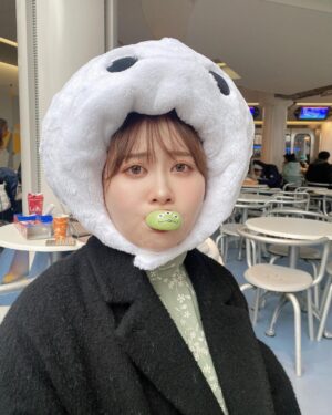 Emi Ōmatsu Instagram - こないだのやつ！
ディズニーで一度はやってみたかった
リトルグリーンまんくわえて撮るやつ
初めてできて嬉しかった☺️
ベイマックスかぶって
エイリアンかじって、なんか
青春ってかんじした！！！！！
またいきたい☺️！！！！！