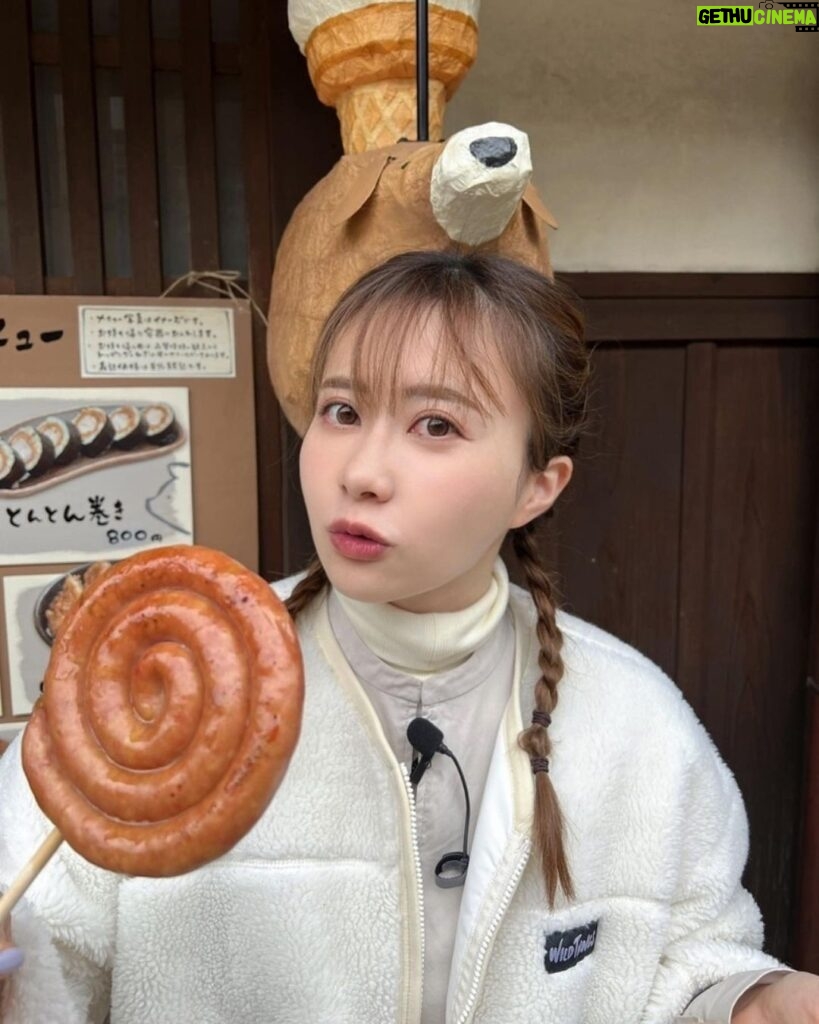 Emi Ōmatsu Instagram - かなり前から伊勢神宮横の 『おかげ横丁』で 食べ歩きしてほしい！という声を ありがたいことにたくさんいただいていていたのですが！ こないだようやく行けました！！！ おいしくて楽しくておいしくて サイコーでした！！！😘😘😘 みなさま教えてくれてありがとう✨✨✨