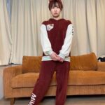 Emi Ōmatsu Instagram – 東京リベンジャーズのルームウェアきて過ごすおうち時間マジで最高卍
推しのものを身につけて過ごせる時間って我々アニオタからすると本当ありがたいんですよね😭
素材は全部サラサラでやわらかくて
めちゃくちゃ肌触りがよかったです！！！
こちらのコラボ商品は2/24 11:00〜受注開始です！

#東京リベンジャーズ
#ルームウェア
#ファッション
#オタク
#推しのいる生活
#おうち時間
#palude
#PR