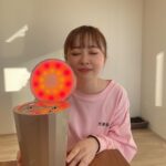 Emi Ōmatsu Instagram – 私は夜のクレンジングにフォトシャインをつかっています🙆‍♀️
元々乾燥肌で悩んでいたのですが、
お肌がうるおって前よりもお肌の調子がよくなったような気がします〜☺️☺️☺️

わたしのお気に入りはトーンアップモードです✨
温スチーム＋化粧水も一緒に浸透させてくれるので肌の潤いがすごくて乾燥の季節にはぴったりです◎

オススメなので皆さんもぜひ使用してみてください⭐️

#ヤーマンスチーマー
#フォトシャイン
#スチーマー
#ヤーマン
#スキンケア
#PR