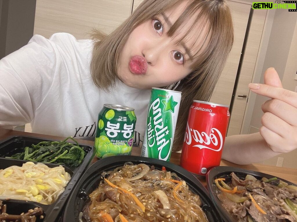 Emi Ōmatsu Instagram - 韓国料理注文して一人パーティしたら最高だった🥺🥺🥺 韓国料理大好きだけどなかなか家では作れないので頻繁にウーバーしてる☺️☺️☺️激ウマ！ 今Uber Eatsでめっちゃお得なキャンペーンやってるよん！ 詳細はオフィシャルアカウントで ぜひチェックしてみてね🙆‍♀️🙆‍♀️🙆‍♀️ @ubereats_japan #あの人の名前 #PR