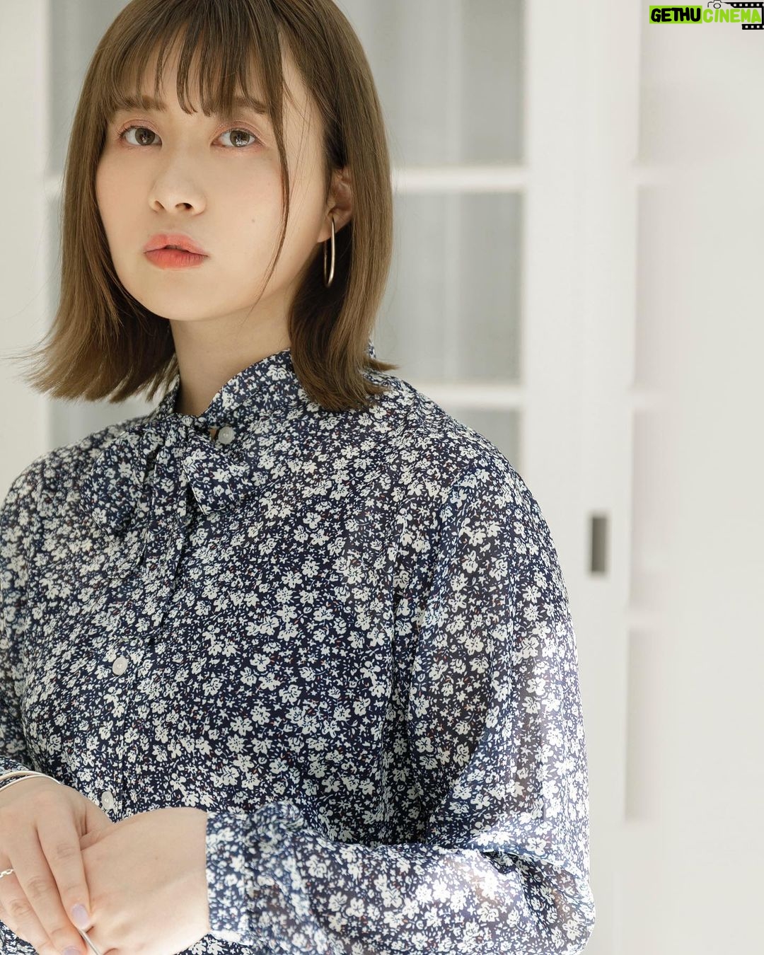 Emi Ōmatsu Instagram - 本日EDNAの新作発売日です! 今回はちょっとしたデートに着ていける服をテーマにしました☺️☺️☺️ 気合いいれたいけどキメキメでいくのもちがうんだよなぁ…っていうデートにめちゃくちゃちょうどいいです🙆♀️🙆♀️🙆♀️ 着痩せとか防シワとかUVカットとか それぞれのアイテムにこだわりがつまっているので ぜひサイト見てみてください🥺🥺🥺