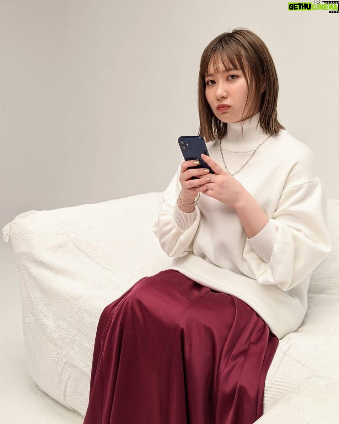 Emi Ōmatsu Instagram - EDNAのTVCM、生配信ありがとうございました! ウエスト−10センチも無事達成しました😭😭😭 本日より最大50%オフのセール! この機会にぜひチェックしてみてください☺️☺️☺️ 配信終了後、いつもお世話になっている女性スタッフ3人が 【EDNAでデートコーデを組むなら】というお題で1人1コーデ、考えてくださいました🥺🥺🥺笑 1枚目、2枚目、3枚目 あなたはどのコーデでデートに行きたいですか???☺️