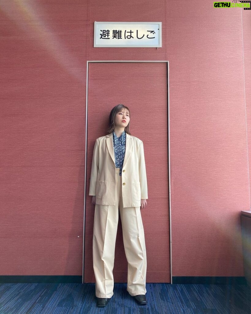 Emi Ōmatsu Instagram - あ、、、 EDNAのセットアップ 頑張ってインしたらめちゃ 足長くみえる、、、 （写真撮影時必死でお腹へっこめてる）