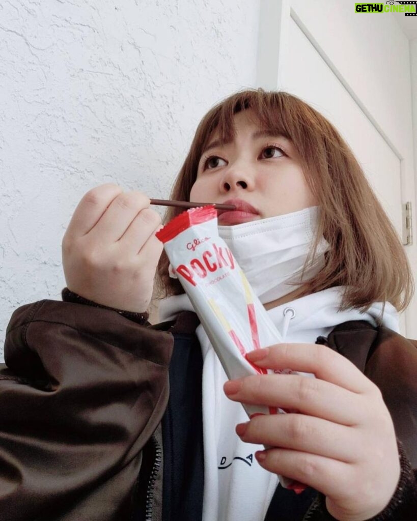 Emi Ōmatsu Instagram - 誘惑に負けた女、、、 『食べる』って決めたら 罪悪感とか感じずに ( ˙-˙ )ｽﾝ って食べる