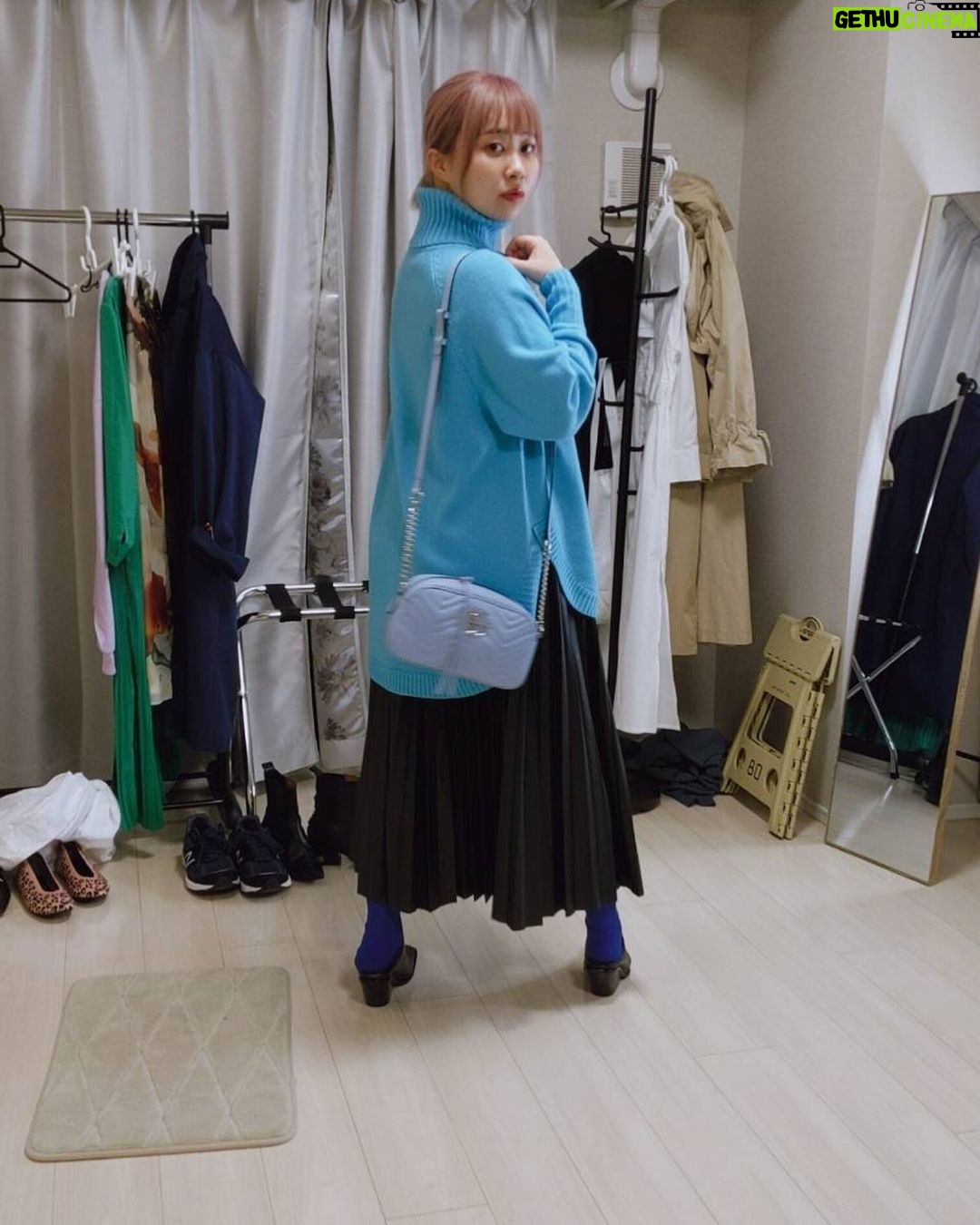 Emi Ōmatsu Instagram - 昨日動画あげたLOOK BOOKの中で 個人的にお気に入りのコーデ、、、🥺🥺 あまり着たことないタイプの色のニットなのでこれ着て外いくときちょっとだけ落ち着かないというかソワソワする、、、 これってあるある?私だけ?