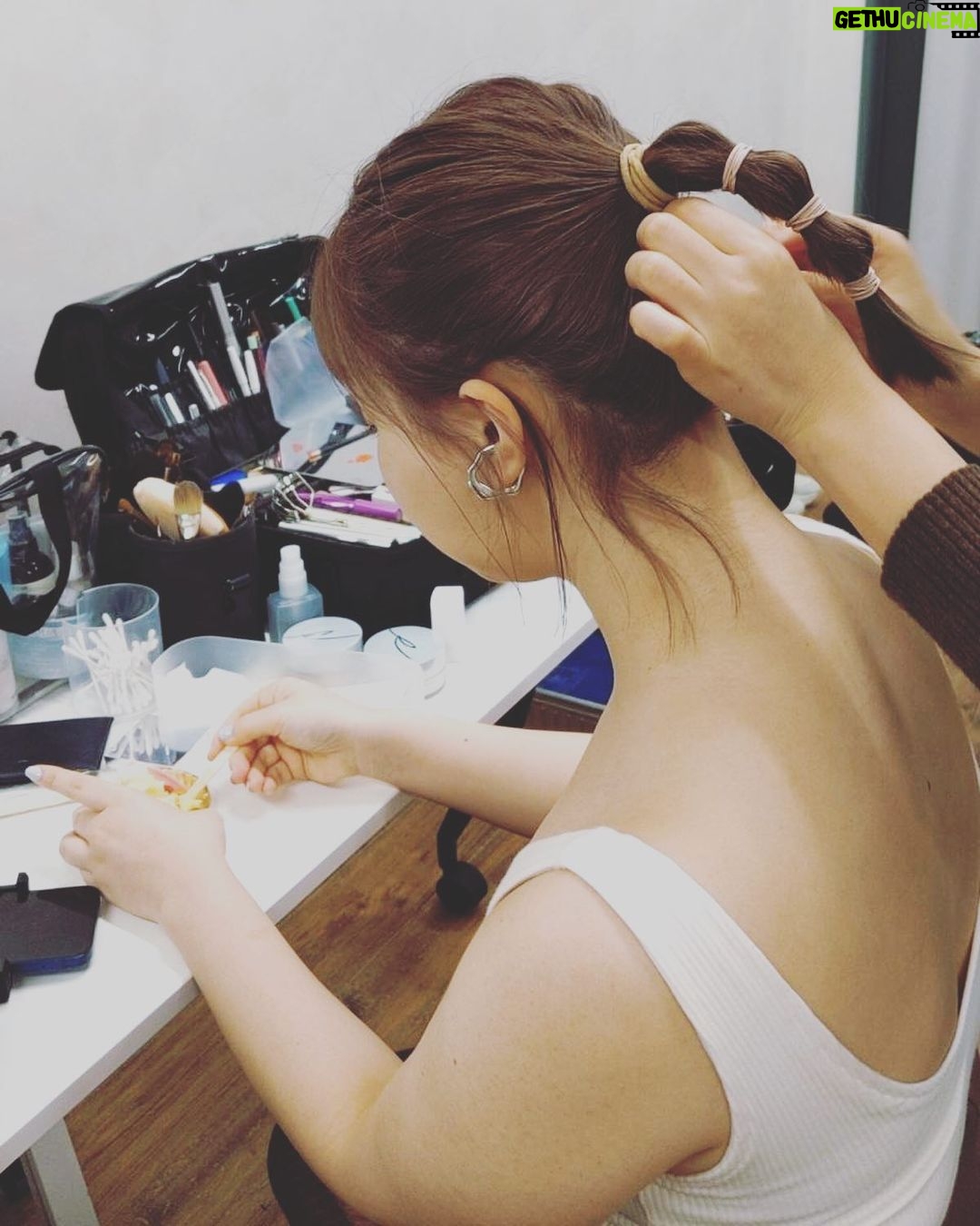 Emi Ōmatsu Instagram - ダイエットはじめて約7ヶ月。 痩せる場所と痩せない場所が ハッキリしてきた!!! 二の腕たくましすぎておびえてる😳笑 体重が減っても 二の腕、お腹、お尻、太ももの見た目が全然変わらないンゴ!!! オススメの方法があれば教えてください🥺🥺🥺