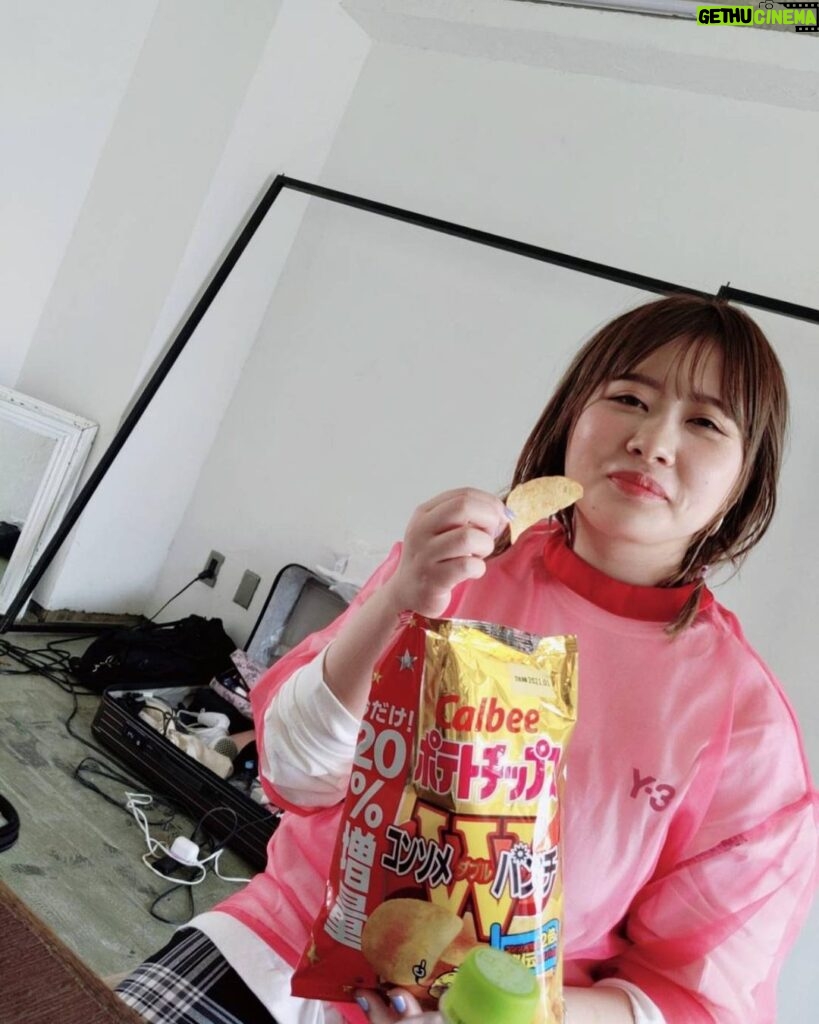 Emi Ōmatsu Instagram - 去年の夏頃の写真。 コンビニ限定のコンソメダブルパンチにハマってずっと食べてた クラッチバッグのように小脇に抱えてた てかメイク直してもらってる間ぐらいポテチ置いてほしい（怒） でもさ結局ポテチっておいしいよな… 今、ポテチ食べたい気分すぎて震えてる 私はしあわせバターか関西だししょうゆかコンソメダブルパンチ派なんだが みんな何派？