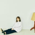Emi Ōmatsu Instagram - アパレルブランドEDNAの発表から約１ヶ月が経ちましたが 予想を遥かに超える反響を頂けて、本当に感動しました。 勇気を出して始めてよかった！！と心の底から思えました。 本当にありがとう。 おかげさまで 本日より再入荷＆新商品発売です☺️ 私は特に下半身が太りやすく、 足が太いことがコンプレックスなので、 新作のデニムとサイドラインパンツは無理せず楽に履けて、なおかつ足が綺麗にみえる形にする事を心がけました☺️☺️☺️ 足に自信のない方、デニムやパンツを履く事が苦手な方に特にオススメしたいです🥺🥺🥺 かなり時間をかけたこともあり 相当自信のある商品が完成いたしました、、、！ 履き心地は本当に最高です！ ずっと履いていたくなるしマジでストレスフリーです🙄🙄🙄