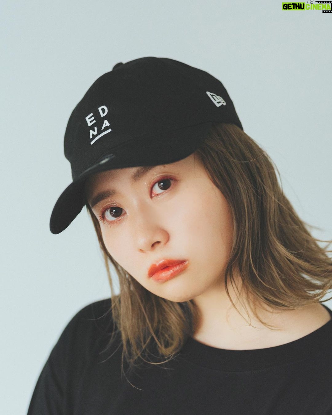 Emi Ōmatsu Instagram - EDNA×NEWERAのコラボ商品発売開始してます〜☺️ キャップもショルダーバッグもゲキカワ!!!! ニューエラのキャップは元々普段からよくかぶってるのでコラボさせていただけてすごくすごく嬉しい😭😭😭歓喜😭😭😭😭😭
