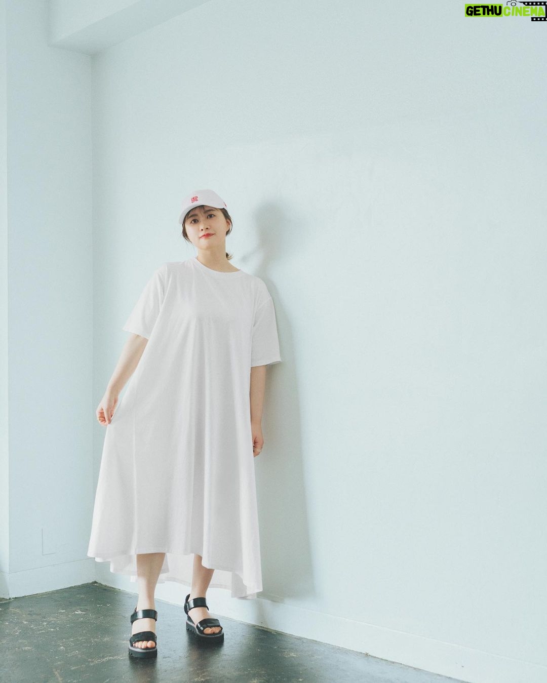Emi Ōmatsu Instagram - EDNA×NEWERAのコラボ商品発売開始してます〜☺️ キャップもショルダーバッグもゲキカワ!!!! ニューエラのキャップは元々普段からよくかぶってるのでコラボさせていただけてすごくすごく嬉しい😭😭😭歓喜😭😭😭😭😭