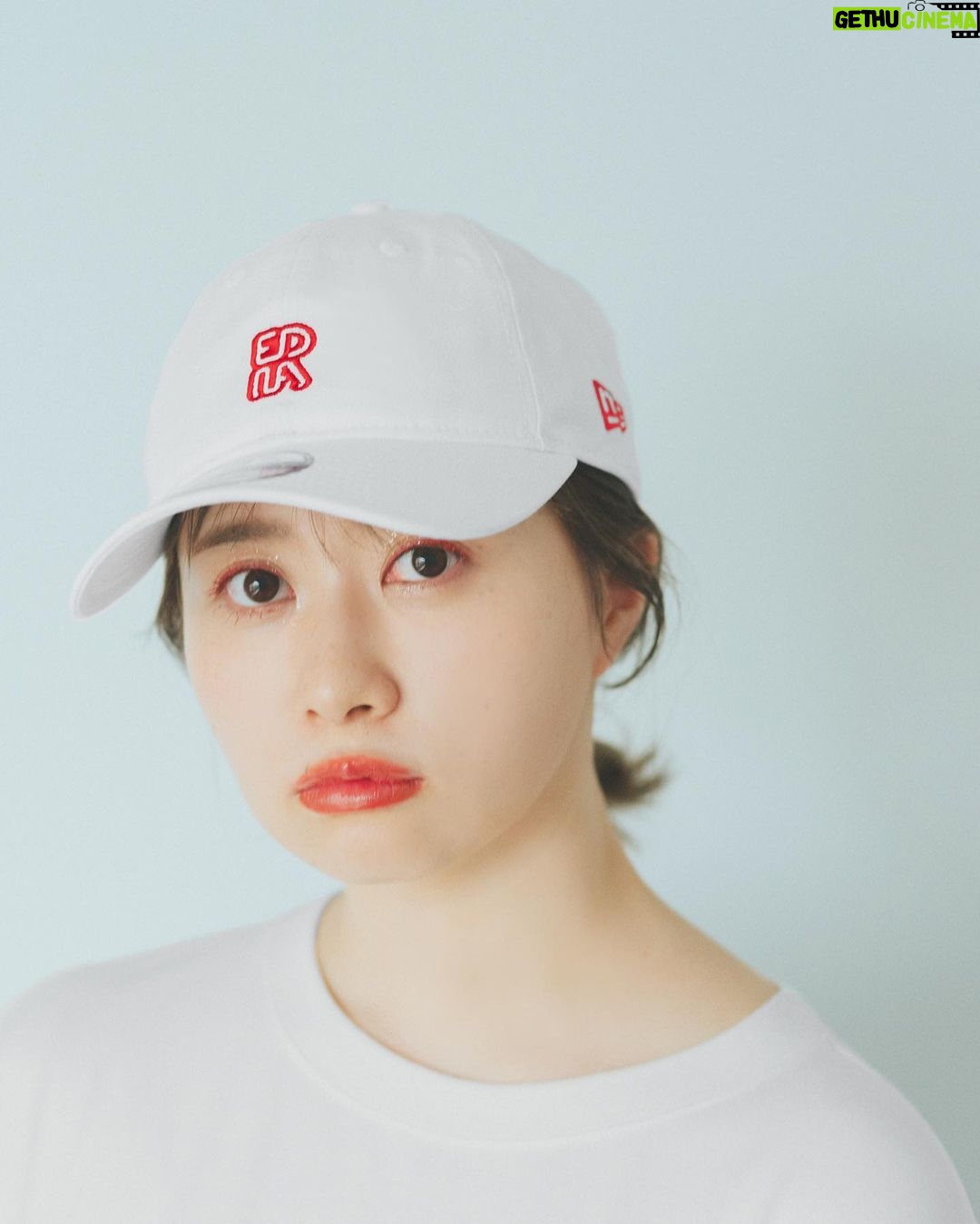 Emi Ōmatsu Instagram - EDNA×NEWERAのコラボ商品発売開始してます〜☺️ キャップもショルダーバッグもゲキカワ!!!! ニューエラのキャップは元々普段からよくかぶってるのでコラボさせていただけてすごくすごく嬉しい😭😭😭歓喜😭😭😭😭😭