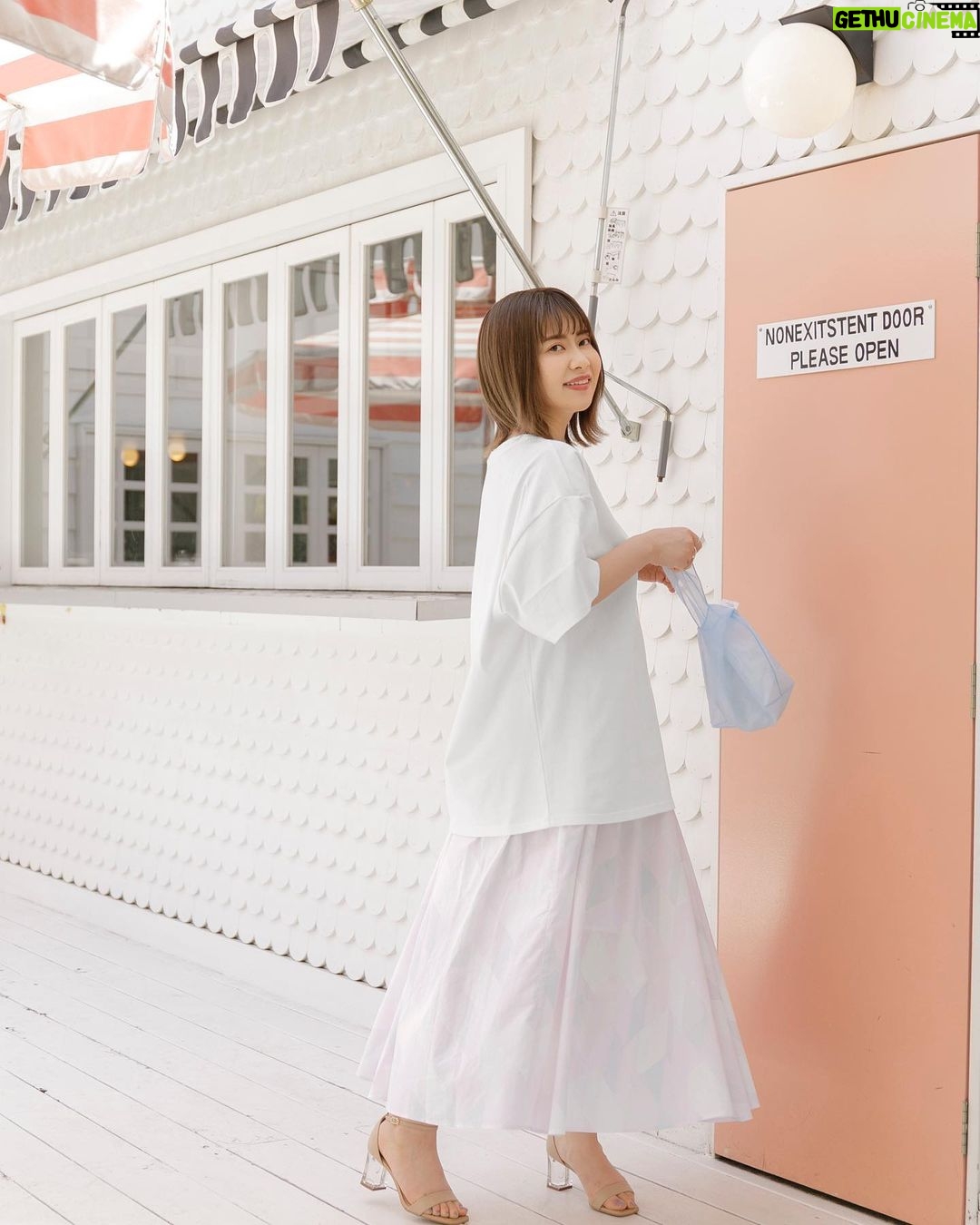 Emi Ōmatsu Instagram - 本日EDNAの新作発売日です! 今回はちょっとしたデートに着ていける服をテーマにしました☺️☺️☺️ 気合いいれたいけどキメキメでいくのもちがうんだよなぁ…っていうデートにめちゃくちゃちょうどいいです🙆♀️🙆♀️🙆♀️ 着痩せとか防シワとかUVカットとか それぞれのアイテムにこだわりがつまっているので ぜひサイト見てみてください🥺🥺🥺