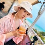 Emi Ōmatsu Instagram – おはようございます!
皆様いかがお過ごしですか?
突然ですがわたくしが使っている生理用品
スリムガードからついにコットンタイプが出ました✌️✌️✌️
天然コットン100%の表面シートなのでやわらかくてつけ心地がとても良いです😭✨
極うすなのでポーチにいれてもかさばらず、使いやすい!のに!
吸収力はロリエの普通のナプキン*の2倍もあるということで(*ロリエ肌きれいガードシリーズとの比較)
常日頃から愛用させていただいております!
皆様もぜひ使ってみてね!
#PR #ロリエ #生理 #コットンナプキン