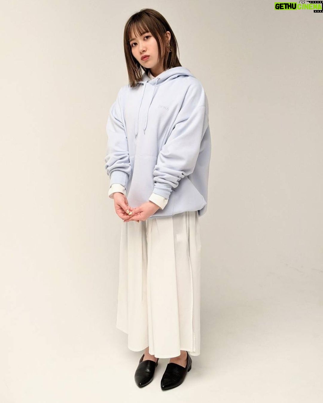 Emi Ōmatsu Instagram - EDNAのTVCM、生配信ありがとうございました! ウエスト−10センチも無事達成しました😭😭😭 本日より最大50%オフのセール! この機会にぜひチェックしてみてください☺️☺️☺️ 配信終了後、いつもお世話になっている女性スタッフ3人が 【EDNAでデートコーデを組むなら】というお題で1人1コーデ、考えてくださいました🥺🥺🥺笑 1枚目、2枚目、3枚目 あなたはどのコーデでデートに行きたいですか???☺️