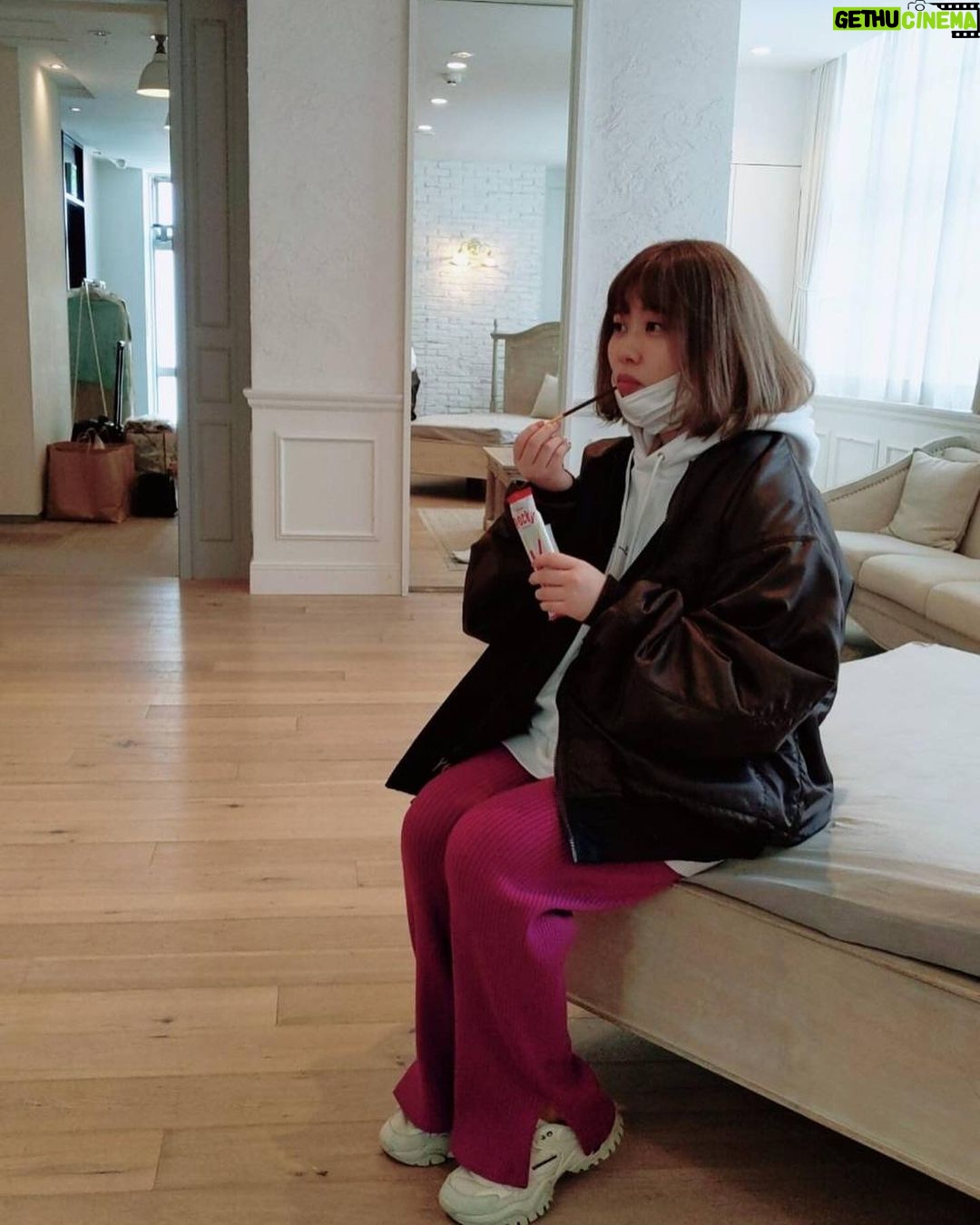 Emi Ōmatsu Instagram - 誘惑に負けた女、、、 『食べる』って決めたら 罪悪感とか感じずに ( ˙-˙ )スン って食べる