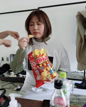 Emi Ōmatsu Instagram - 去年の夏頃の写真。
コンビニ限定のコンソメダブルパンチにハマってずっと食べてた
クラッチバッグのように小脇に抱えてた
てかメイク直してもらってる間ぐらいポテチ置いてほしい（怒）
でもさ結局ポテチっておいしいよな…
今、ポテチ食べたい気分すぎて震えてる
私はしあわせバターか関西だししょうゆかコンソメダブルパンチ派なんだが
みんな何派？