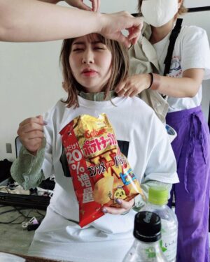 Emi Ōmatsu Instagram - 去年の夏頃の写真。
コンビニ限定のコンソメダブルパンチにハマってずっと食べてた
クラッチバッグのように小脇に抱えてた
てかメイク直してもらってる間ぐらいポテチ置いてほしい（怒）
でもさ結局ポテチっておいしいよな…
今、ポテチ食べたい気分すぎて震えてる
私はしあわせバターか関西だししょうゆかコンソメダブルパンチ派なんだが
みんな何派？