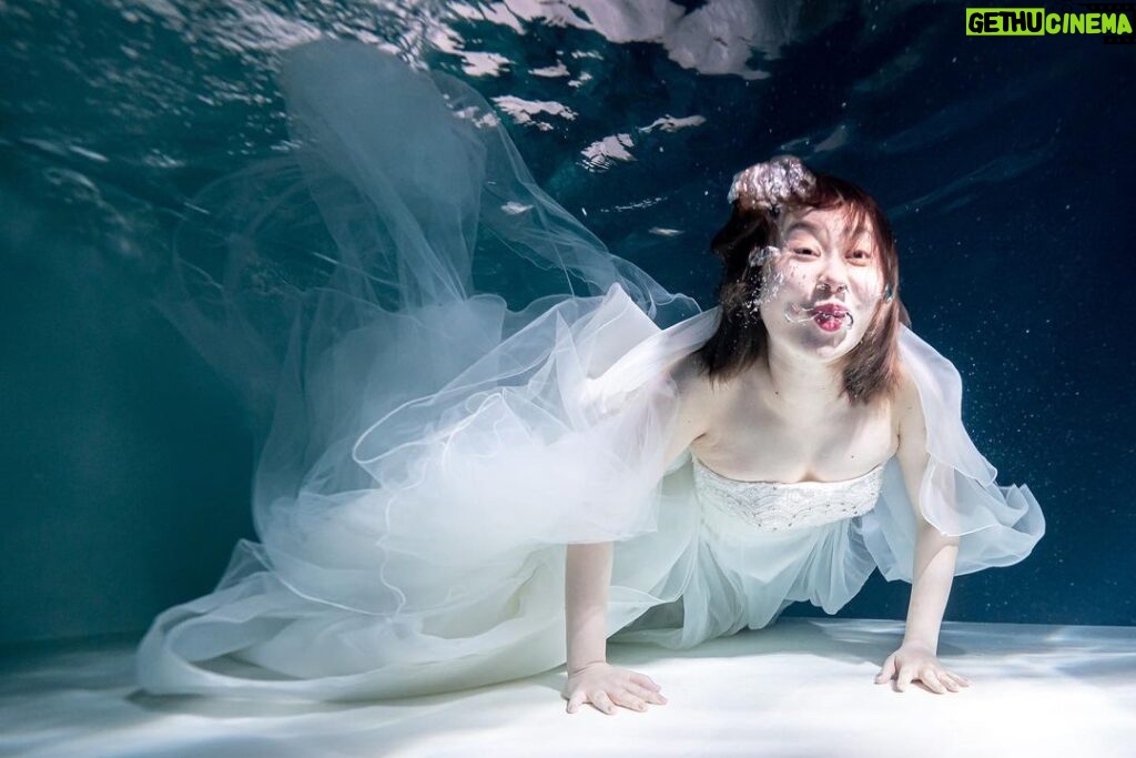 Emi Ōmatsu Instagram - 水中ウエディングNGショット。 最後なんで急にお風呂？