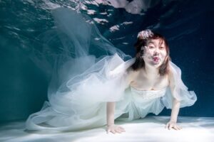 Emi Ōmatsu Instagram - 水中ウエディングNGショット。
最後なんで急にお風呂？