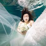 Emi Ōmatsu Instagram - 水中ウエディングNGショット。 最後なんで急にお風呂？