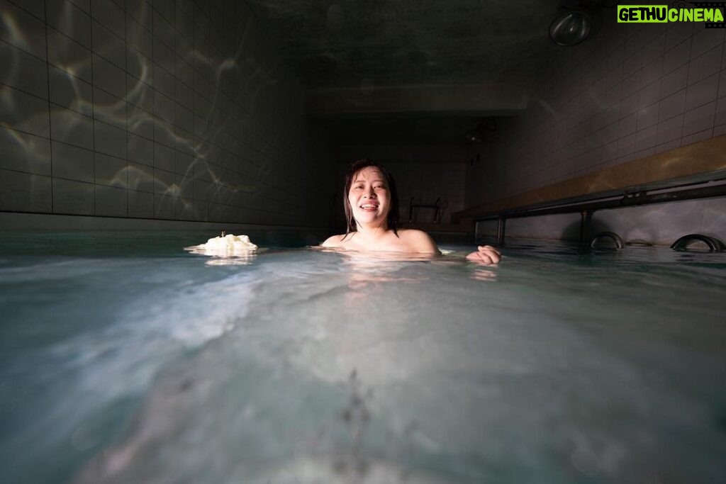 Emi Ōmatsu Instagram - 水中ウエディングNGショット。 最後なんで急にお風呂？