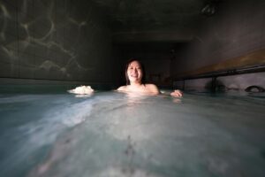 Emi Ōmatsu Instagram - 水中ウエディングNGショット。
最後なんで急にお風呂？
