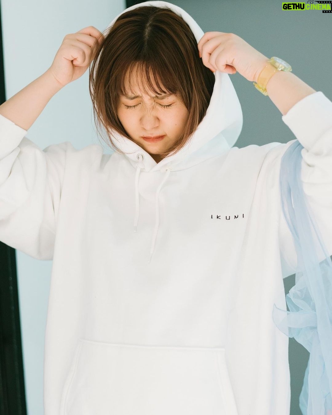 Emi Ōmatsu - 31.8K Likes - 昼夜の寒暖差ありすぎて今の時期に着る服分からんから、とりあえずパーカばっかり着てる、、、
みんな何着てる???