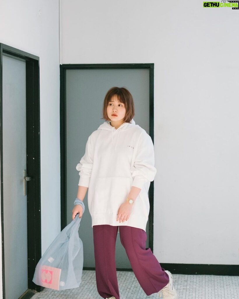 Emi Ōmatsu Instagram - 昼夜の寒暖差ありすぎて今の時期に着る服分からんから、とりあえずパーカばっかり着てる、、、 みんな何着てる？？？