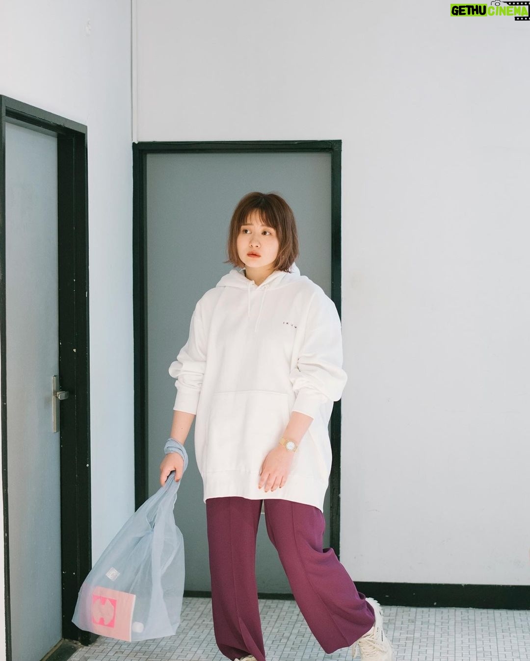 Emi Ōmatsu - 31.8K Likes - 昼夜の寒暖差ありすぎて今の時期に着る服分からんから、とりあえずパーカばっかり着てる、、、
みんな何着てる???