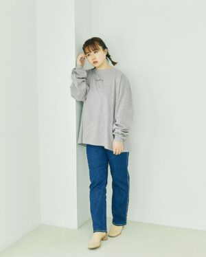 Emi Ōmatsu Instagram - アパレルブランドEDNAの発表から約１ヶ月が経ちましたが
予想を遥かに超える反響を頂けて、本当に感動しました。
勇気を出して始めてよかった！！と心の底から思えました。
本当にありがとう。
おかげさまで
本日より再入荷＆新商品発売です☺️

私は特に下半身が太りやすく、
足が太いことがコンプレックスなので、
新作のデニムとサイドラインパンツは無理せず楽に履けて、なおかつ足が綺麗にみえる形にする事を心がけました☺️☺️☺️
足に自信のない方、デニムやパンツを履く事が苦手な方に特にオススメしたいです🥺🥺🥺
かなり時間をかけたこともあり
相当自信のある商品が完成いたしました、、、！
履き心地は本当に最高です！
ずっと履いていたくなるしマジでストレスフリーです🙄🙄🙄