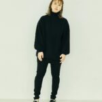Emi Ōmatsu Instagram - アパレルブランドEDNAの発表から約１ヶ月が経ちましたが 予想を遥かに超える反響を頂けて、本当に感動しました。 勇気を出して始めてよかった！！と心の底から思えました。 本当にありがとう。 おかげさまで 本日より再入荷＆新商品発売です☺️ 私は特に下半身が太りやすく、 足が太いことがコンプレックスなので、 新作のデニムとサイドラインパンツは無理せず楽に履けて、なおかつ足が綺麗にみえる形にする事を心がけました☺️☺️☺️ 足に自信のない方、デニムやパンツを履く事が苦手な方に特にオススメしたいです🥺🥺🥺 かなり時間をかけたこともあり 相当自信のある商品が完成いたしました、、、！ 履き心地は本当に最高です！ ずっと履いていたくなるしマジでストレスフリーです🙄🙄🙄