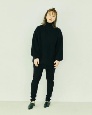 Emi Ōmatsu Instagram - アパレルブランドEDNAの発表から約１ヶ月が経ちましたが
予想を遥かに超える反響を頂けて、本当に感動しました。
勇気を出して始めてよかった！！と心の底から思えました。
本当にありがとう。
おかげさまで
本日より再入荷＆新商品発売です☺️

私は特に下半身が太りやすく、
足が太いことがコンプレックスなので、
新作のデニムとサイドラインパンツは無理せず楽に履けて、なおかつ足が綺麗にみえる形にする事を心がけました☺️☺️☺️
足に自信のない方、デニムやパンツを履く事が苦手な方に特にオススメしたいです🥺🥺🥺
かなり時間をかけたこともあり
相当自信のある商品が完成いたしました、、、！
履き心地は本当に最高です！
ずっと履いていたくなるしマジでストレスフリーです🙄🙄🙄