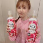Emi Ōmatsu Instagram - お気に入りの柔軟剤『ハミングフレアフレグランス フローラルスウィートの香り』🌸   可憐な女の子〜👧✨ フワフワのお花畑～って感じの香りなんだけど デートで着る服はこれで洗濯すると最高です🙆‍♀️✨   香りが長続きする柔軟剤なので 外出先でもずっとふんわり優しい香りがしていてとっても心地良いです😘   Amazonでは大容量の限定品デカラクサイズが お得に購入できるのでぜひ試してみてください☺️💕   #ハミングフレア #フレアフレグランス #花王 #柔軟剤 #Amazonブラックフライデー #pr