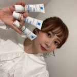 Emi Ōmatsu Instagram – リアルに普段から愛用している
ラ ロッシュ ポゼのトーンアップUVシリーズから新作が出たということで早速イベントのヘアメイクで
使わせていただきました〜〜🥺
私がいつも使っているトーンアップは透明感とうるおいが売りらしいんですが、
新発売のクリアはテカリも乾燥も気になる混合肌向け！ ということで、
オイリーになりがち、かつUV対策の欠かせないこれからの季節に
レギュラー入り決定ですね。
ありがとうございます🥰
ちなみにいつもお世話になってるヘアメイクさんはくすみを飛ばしてくれる血色感が売りのローズを愛用しているとのことです🙆‍♀️

つけてみた感じ、新作は薄付きで一番ナチュラルな感じがしました〜✌✌
３つのつけ比べもしてるので見てみてください〜〜〜☺☺

#素肌感トーンアップUV #ラロッシュポゼ #選べる３つのトーンアップUV #pr