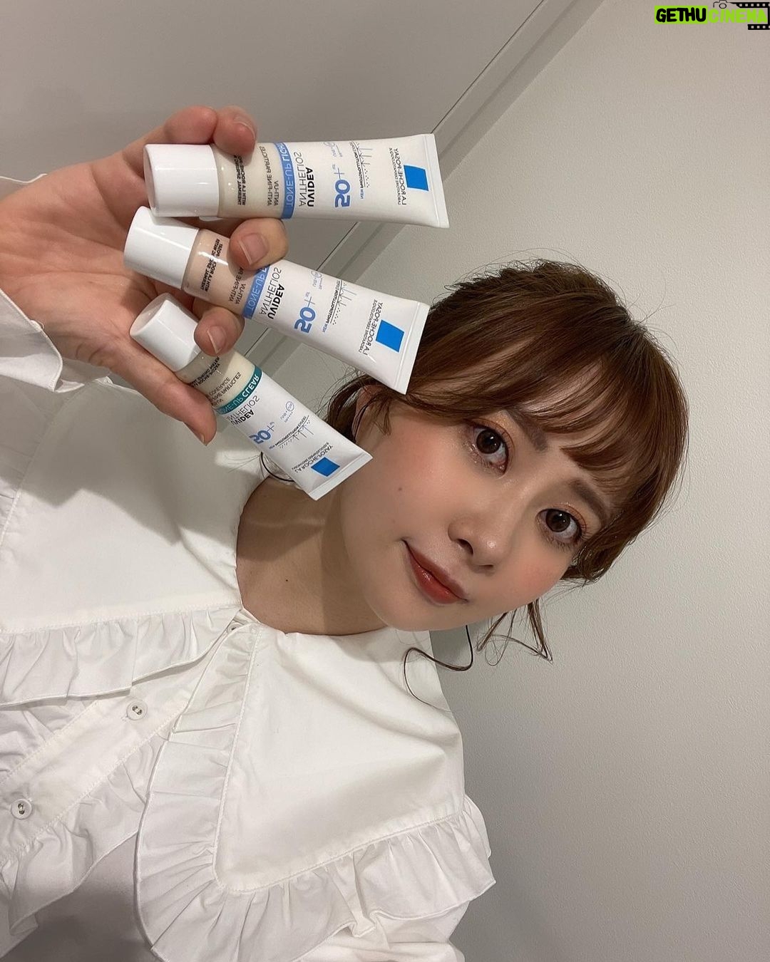 Emi Ōmatsu Instagram - リアルに普段から愛用している ラ ロッシュ ポゼのトーンアップUVシリーズから新作が出たということで早速イベントのヘアメイクで 使わせていただきました〜〜🥺 私がいつも使っているトーンアップは透明感とうるおいが売りらしいんですが、 新発売のクリアはテカリも乾燥も気になる混合肌向け! ということで、 オイリーになりがち、かつUV対策の欠かせないこれからの季節に レギュラー入り決定ですね。 ありがとうございます🥰 ちなみにいつもお世話になってるヘアメイクさんはくすみを飛ばしてくれる血色感が売りのローズを愛用しているとのことです🙆♀️ つけてみた感じ、新作は薄付きで一番ナチュラルな感じがしました〜✌✌ 3つのつけ比べもしてるので見てみてください〜〜〜☺☺ #素肌感トーンアップUV #ラロッシュポゼ #選べる3つのトーンアップUV #pr
