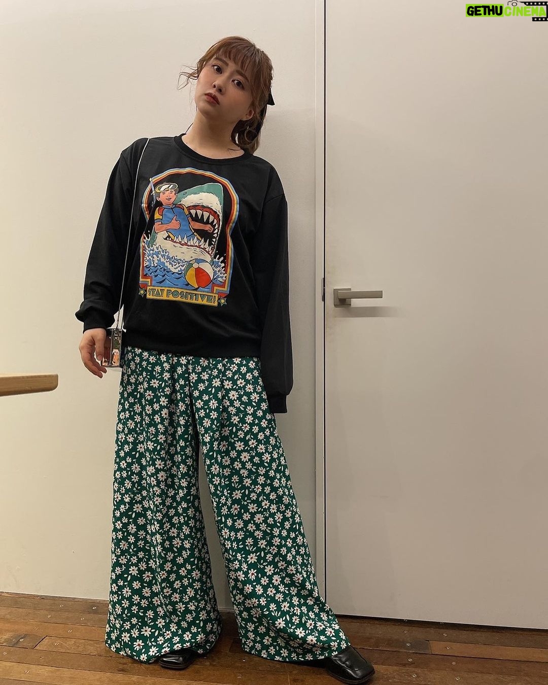 Emi Ōmatsu Instagram - SHEINのお洋服は個性的でユーモアのある可愛いデザインのものがたくさんあるので 着ていてとても楽しい気持ちになります! 2枚目のカッパ好きすぎる笑笑 最近激太りしたのですが、 サイズ展開もたくさんあるのでとても助かっています!!! YouTubeにも載せましたが、 クーポンコードいただけました!(SHEINさんありがとう) 「emirin」です!ぜひ使ってくださーい! #SHEIN #SHEINforall #PR