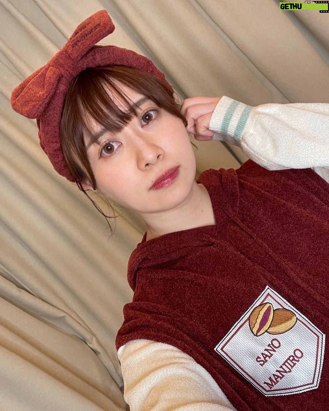 Emi Ōmatsu Instagram - 東京リベンジャーズのルームウェアきて過ごすおうち時間マジで最高卍 推しのものを身につけて過ごせる時間って我々アニオタからすると本当ありがたいんですよね😭 素材は全部サラサラでやわらかくて めちゃくちゃ肌触りがよかったです!!! こちらのコラボ商品は2/24 11:00〜受注開始です! #東京リベンジャーズ #ルームウェア #ファッション #オタク #推しのいる生活 #おうち時間 #palude #PR