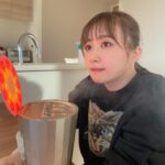 Emi Ōmatsu Instagram – 私は夜のクレンジングにフォトシャインをつかっています🙆‍♀️
元々乾燥肌で悩んでいたのですが、
お肌がうるおって前よりもお肌の調子がよくなったような気がします〜☺️☺️☺️

わたしのお気に入りはトーンアップモードです✨
温スチーム＋化粧水も一緒に浸透させてくれるので肌の潤いがすごくて乾燥の季節にはぴったりです◎

オススメなので皆さんもぜひ使用してみてください⭐️

#ヤーマンスチーマー
#フォトシャイン
#スチーマー
#ヤーマン
#スキンケア
#PR