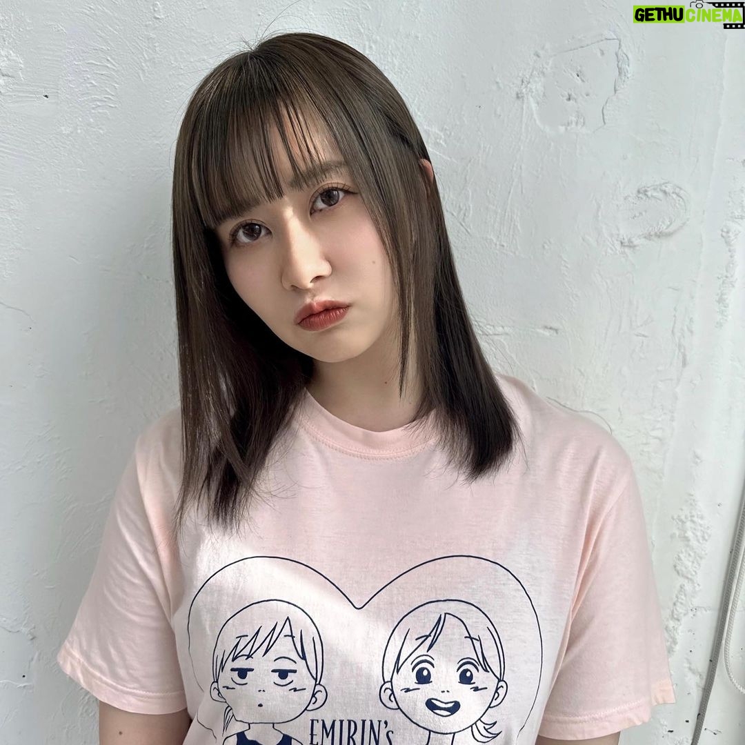 Emi Ōmatsu Instagram - 明日は30歳の誕生日! …なので今日がラスト20代です! ちゃんと身なりを整えて過ごそうと思い 美容院にいってまいりました! だいちゃんいつもほんとにありがと! 人前にでる活動は 20歳の時、お笑い芸人になった ところからスタートしたので 活動歴も10年になります。 飽き性で集中力のない私が 10年間やりつづけられたことが ひとまずとても誇らしいし嬉しいし感慨深いです☺️ 30代のエミリンチャンネルも 全力で頑張ります! よろしくお願いします!