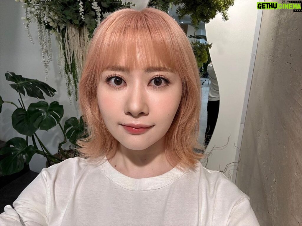 Emi Ōmatsu Instagram - 昨日の韓国美容院での 髪型＆メイクめちゃくちゃ 好評で嬉しかったです…！ すごいですよね…プロの技術… まつ毛１本ずつピンセットで つけてました… 韓国メイクすごい…！