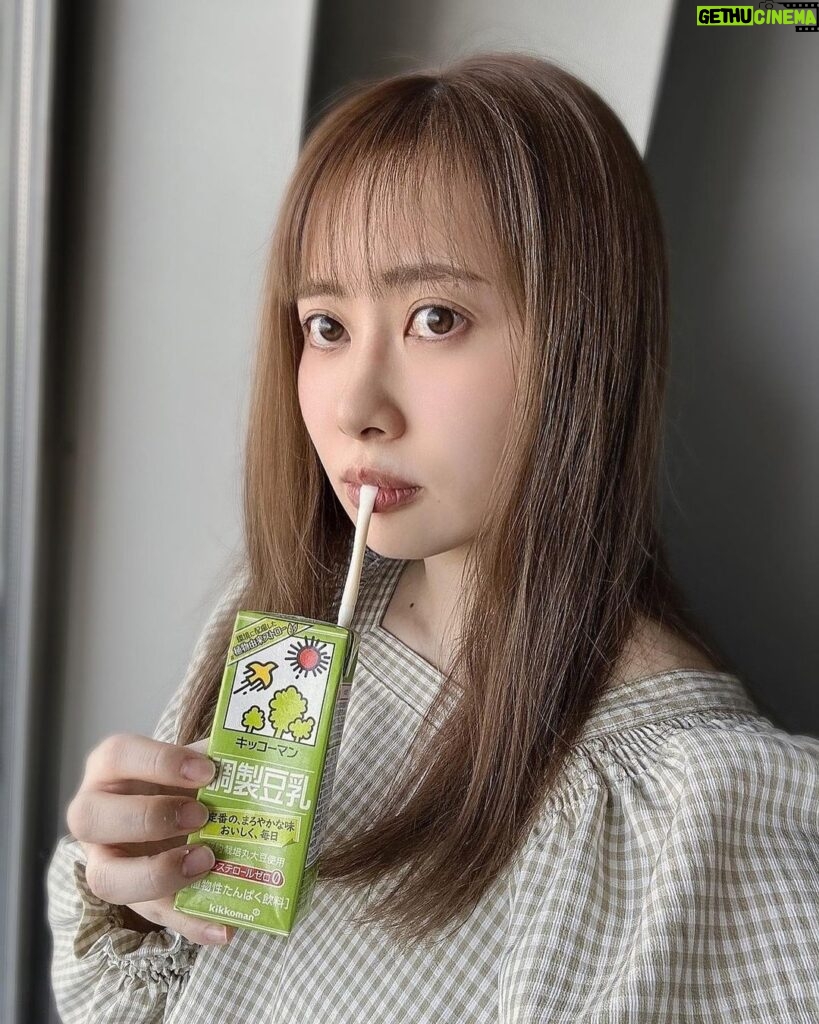 Emi Ōmatsu Instagram - 家引っ越しまして 美容院もいってきました！ わーい！ 最近、体にいいものを食べようと 気をつけてまして１日１本豆乳のんでます🙆‍♀ 植物性なのがうれしいのと3種類あるので 毎日選べて楽しいです！ 個人的には調製豆乳がいちばん飲みやすくて とにかくおいしいので好きです☺✨ お料理にもつかえるしコーヒー飲む時のミルクにもつかえるし日常でも本当たすかってます 新しく砂糖不使用 調製豆乳も発売したみたいで、試してみたいな 皆様もぜひのんでみてください！ #キッコーマン豆乳 #豆乳 #植物性ミルク ＠kikkoman_tounyu #pr