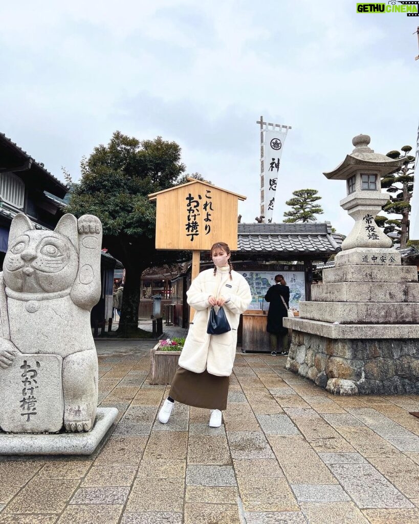 Emi Ōmatsu Instagram - かなり前から伊勢神宮横の 『おかげ横丁』で 食べ歩きしてほしい！という声を ありがたいことにたくさんいただいていていたのですが！ こないだようやく行けました！！！ おいしくて楽しくておいしくて サイコーでした！！！😘😘😘 みなさま教えてくれてありがとう✨✨✨