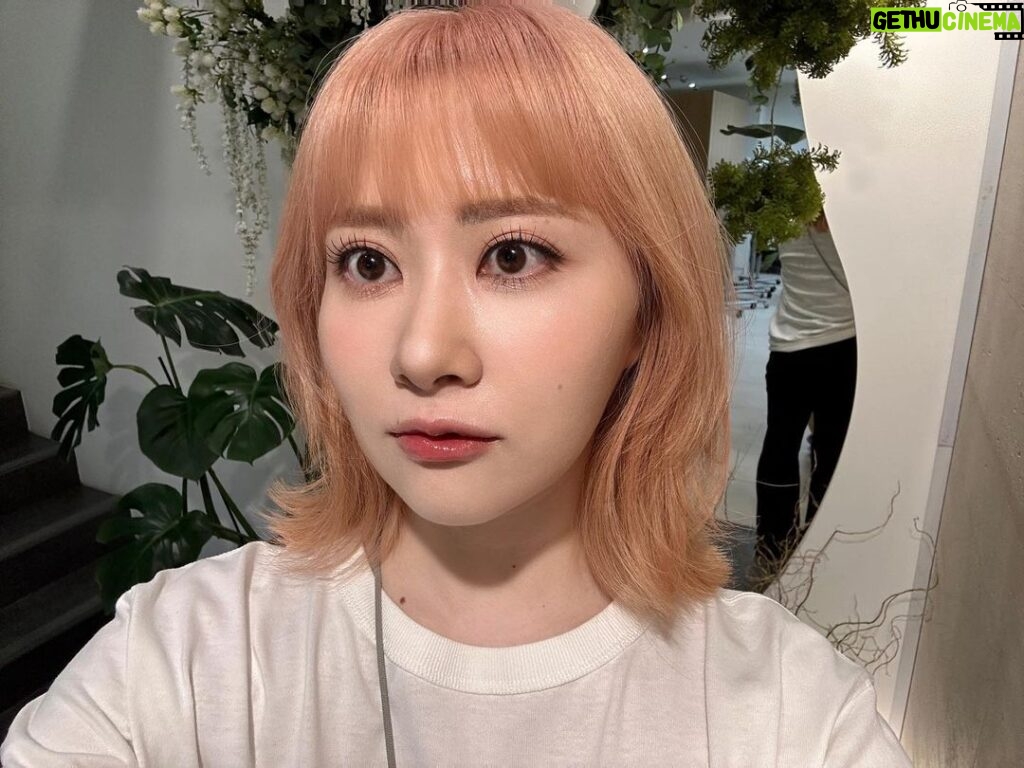 Emi Ōmatsu Instagram - 昨日の韓国美容院での 髪型＆メイクめちゃくちゃ 好評で嬉しかったです…！ すごいですよね…プロの技術… まつ毛１本ずつピンセットで つけてました… 韓国メイクすごい…！