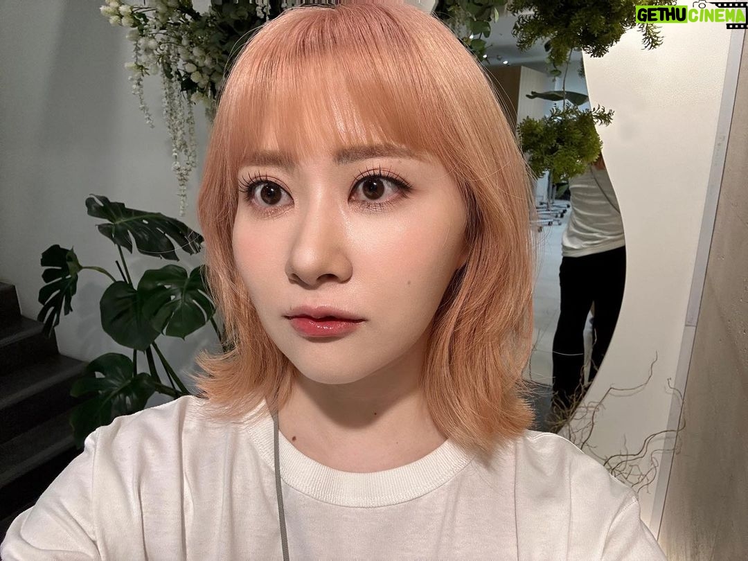 Emi Ōmatsu Instagram - 昨日の韓国美容院での 髪型&メイクめちゃくちゃ 好評で嬉しかったです…! すごいですよね…プロの技術… まつ毛1本ずつピンセットで つけてました… 韓国メイクすごい…!