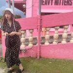 Emi Ōmatsu Instagram - グアムのピンクの壁 私に向かって虫とんできてちょっと元気失った